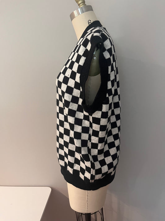 Monochrome check knit vest